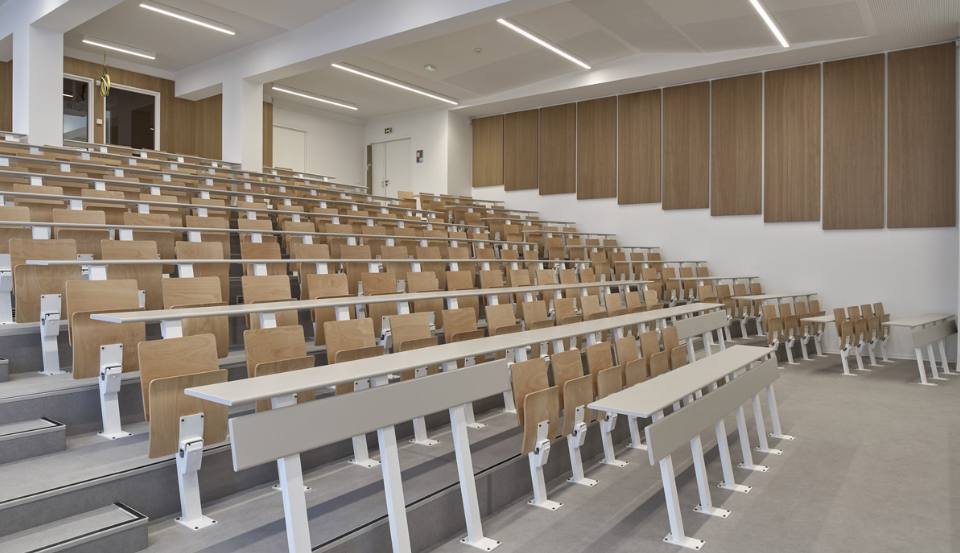 Amphithéâtre universitaire équipé pour la projection et la sonorisation
